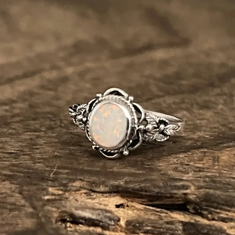 Retro ring met bloemen en opaal in wit goud
