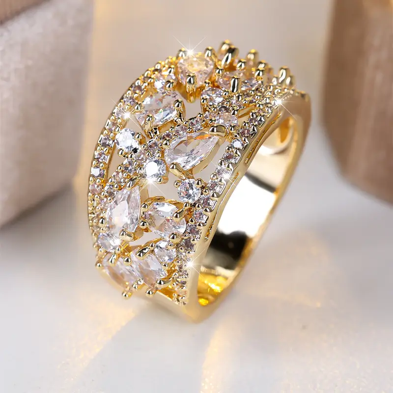 Ring met witte kristallen in goud