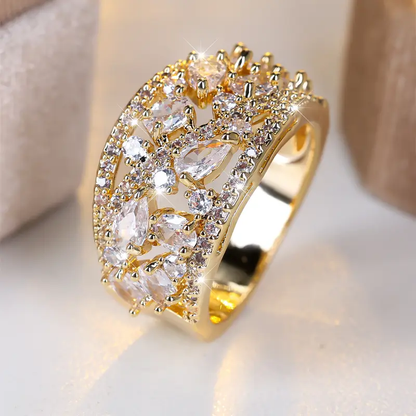 Ring met witte kristallen in goud