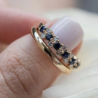 Klassieke ring met blauwe steentjes in goud