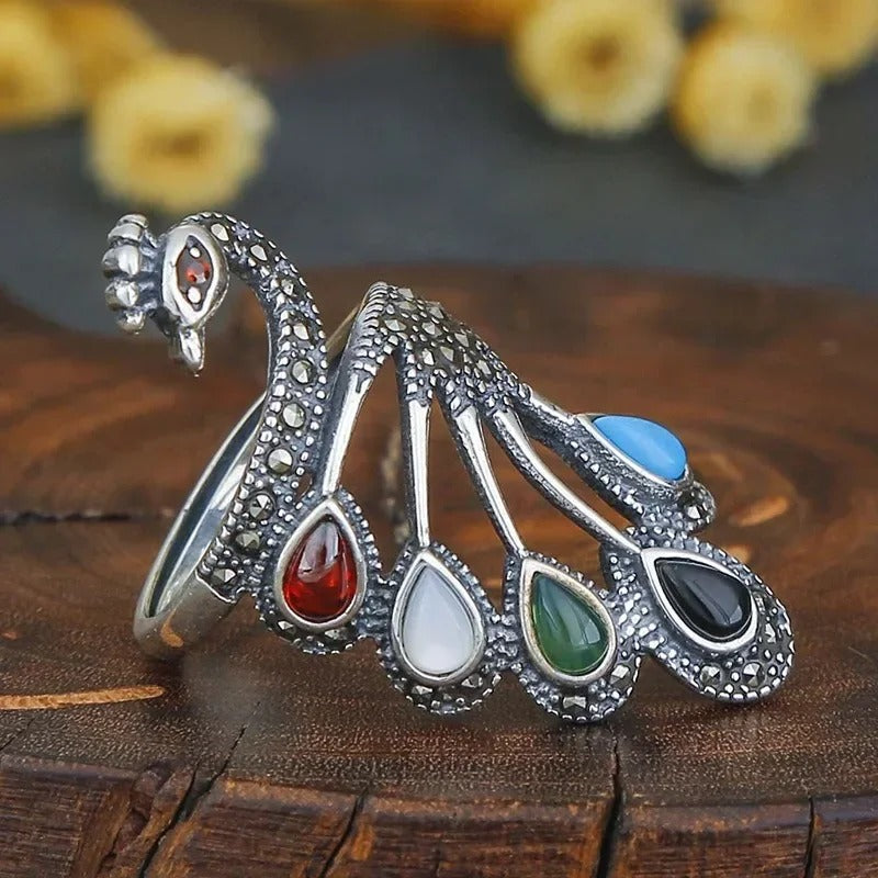 Etnische ring met edelstenen in wit goud