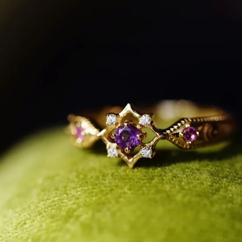 Verstelbare geometrische retro ring met paarse amethistkristallen in goud
