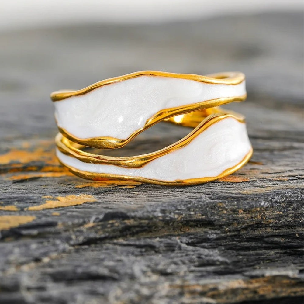 Open ring met spiraalmotief en email in wit goud