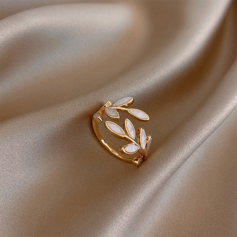 Verstelbare ring met wit opaal in goud