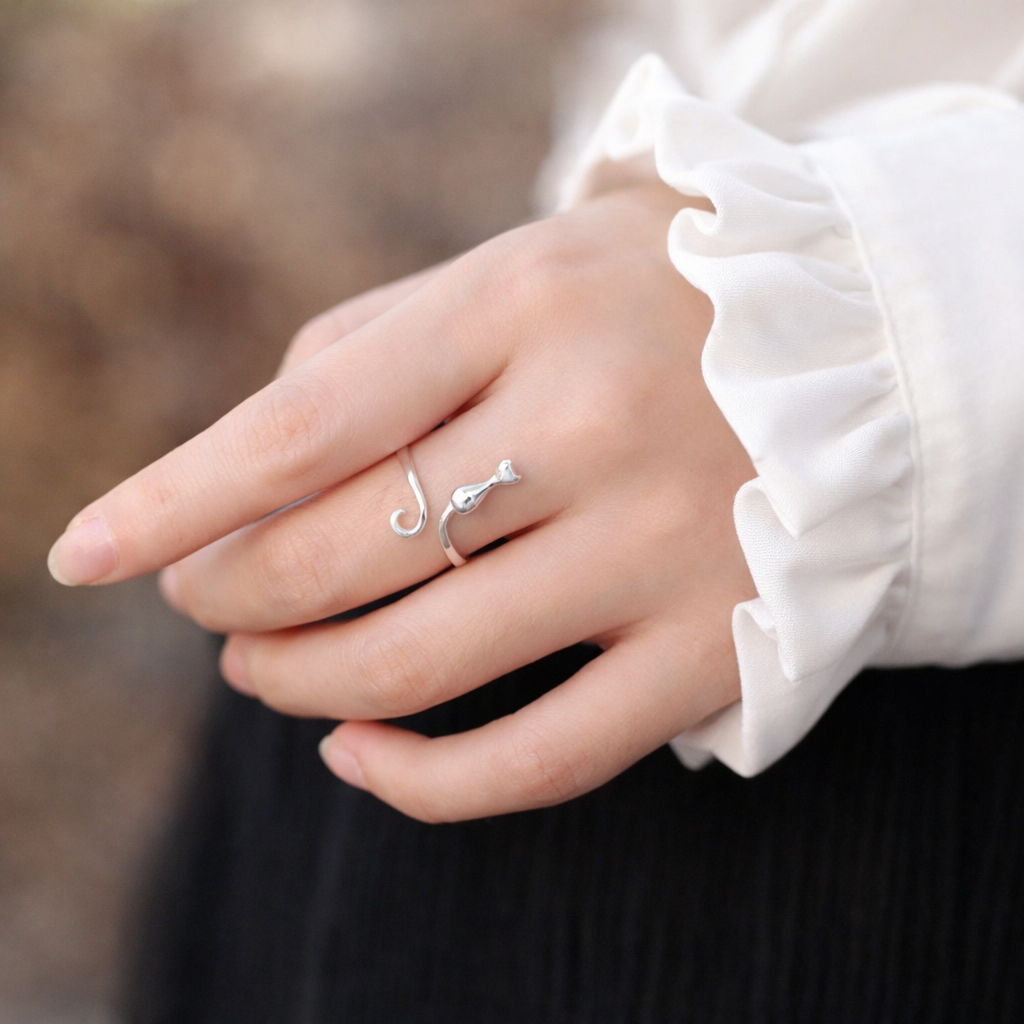Verstelbare ring met katjes in wit goud