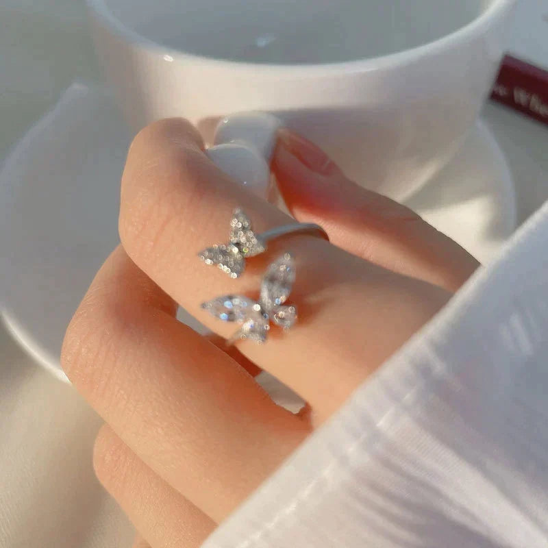 Verstelbare ring met stralende vlinder in wit goud