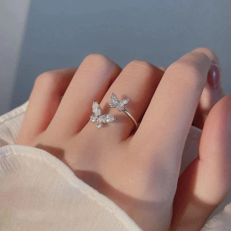 Verstelbare ring met stralende vlinder in wit goud
