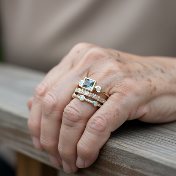 Retro ring met blauwe kristallen in goud