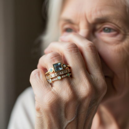 Retro ring met blauwe kristallen in goud