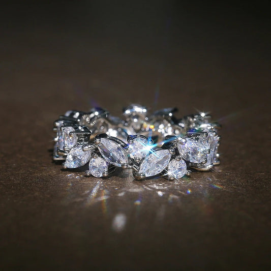 Retro ring met ronde en markante diamanten in goud