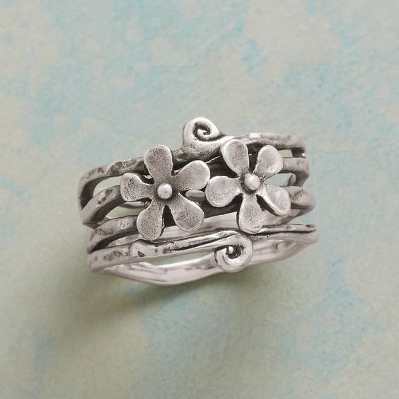 Retro ring met bloemen in wit goud