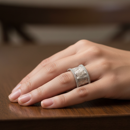 Retro ring met steentjes in wit goud