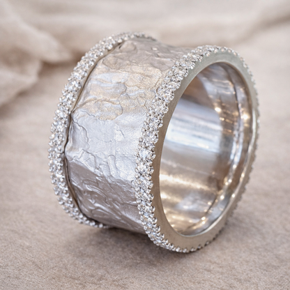 Retro ring met steentjes in wit goud