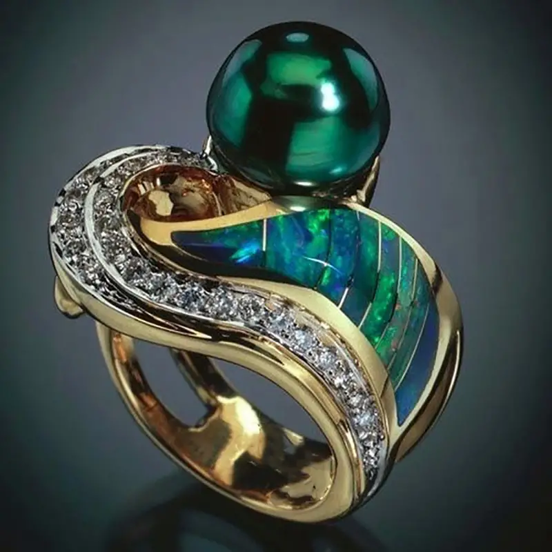 Retro ring met groene steentjes in goud