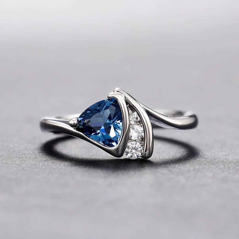 Retro ring met driehoekige blauwe steen in wit goud