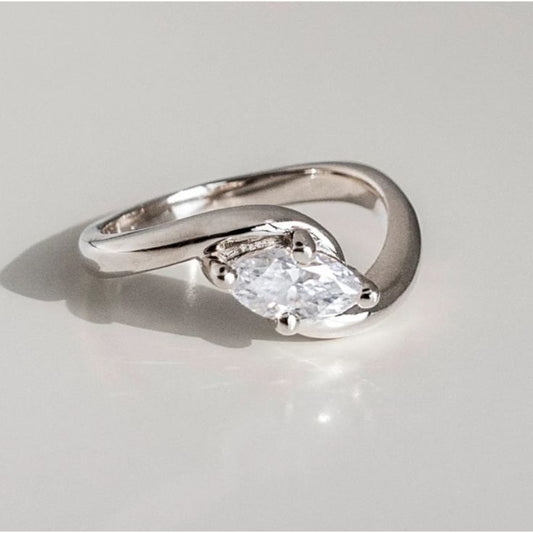 Golvende retro ring met steentjes in wit goud