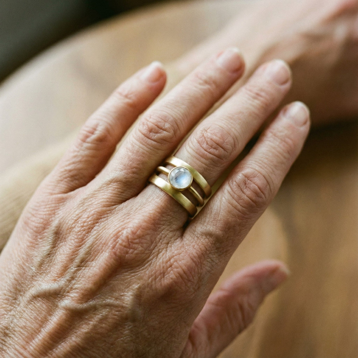 Retro ring met ingelegde maanstenen in goud