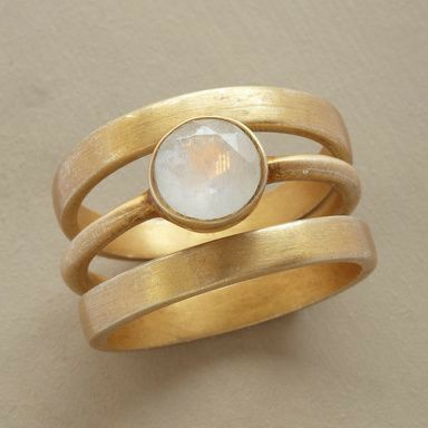 Retro ring met ingelegde maanstenen in goud