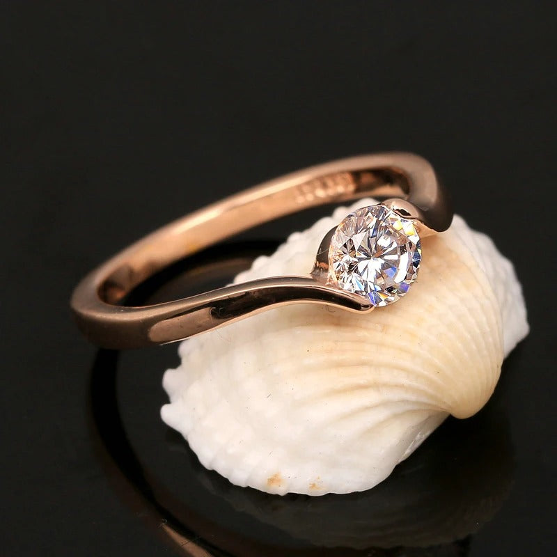 Retro ring met solitair en ronde diamanten in roségoud