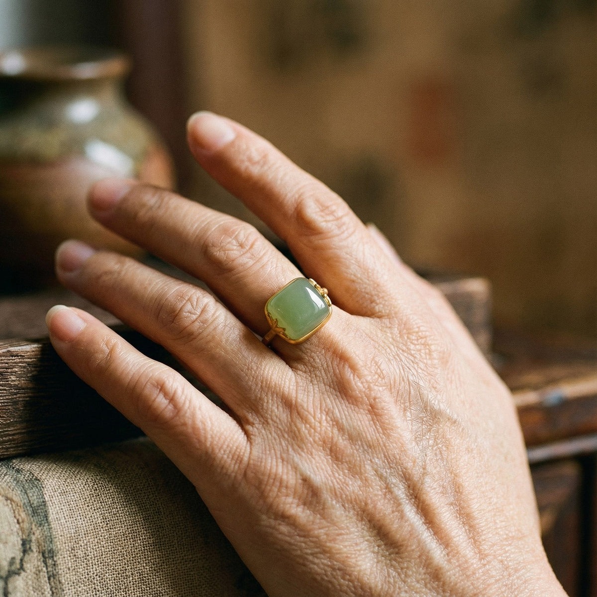 Verstelbare retro ring met groene jade in goud