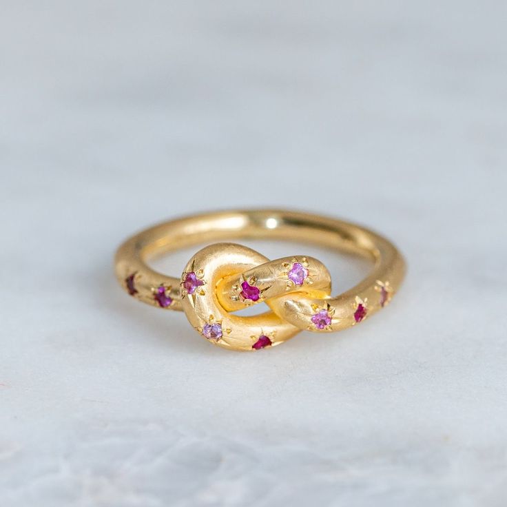 Roze retro ring met hemelse strik in goud