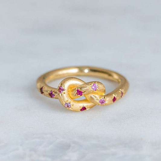Roze retro ring met hemelse strik in goud