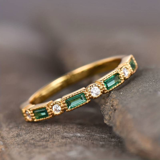 Groene retro ring met glinsterende elementen in goud