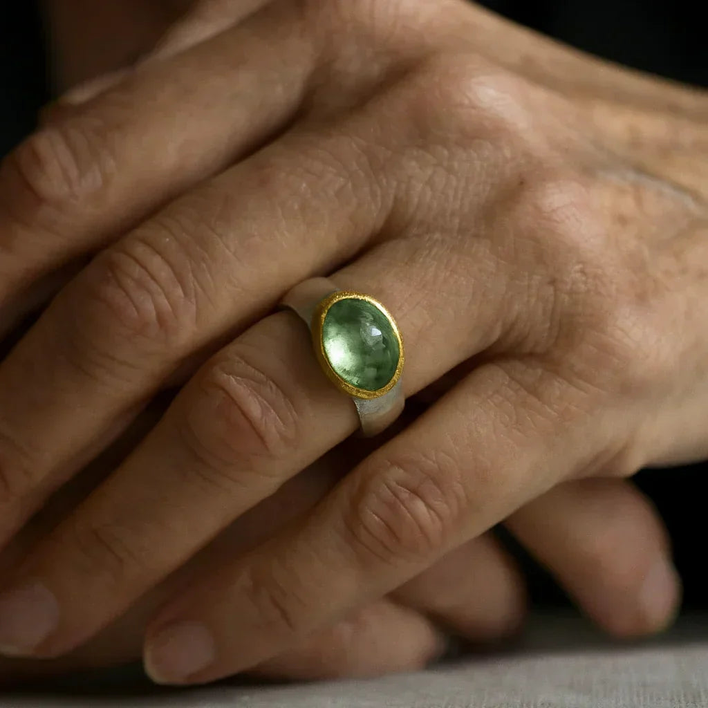 Groene retro ring met ronde steen in goud