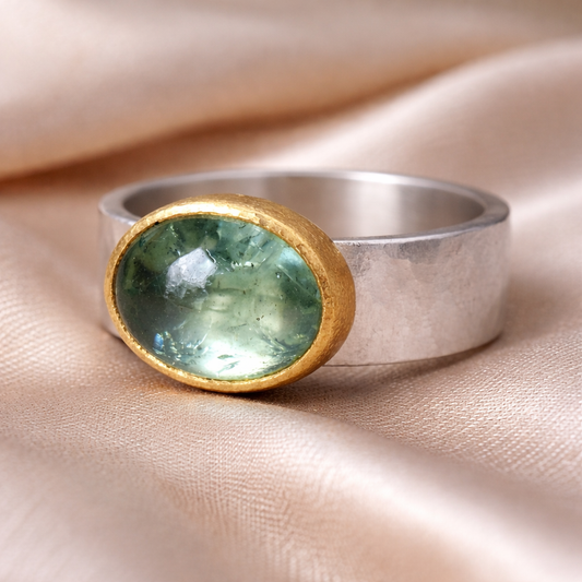 Groene retro ring met ronde steen in goud
