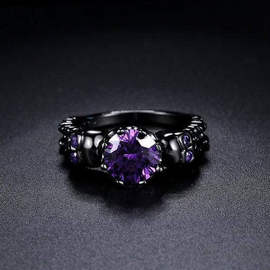 Zwarte ronde retro ring met paarse edelsteen en verfijnd design in goud