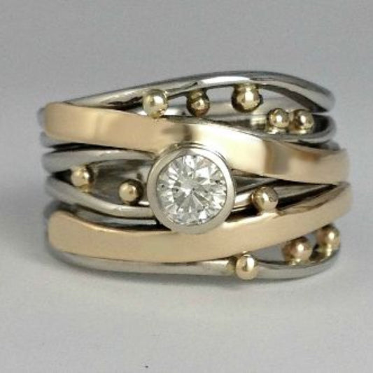 Vintage ring met glinsterende ornamenten in goud