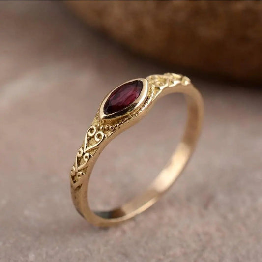 Vintage ring met rood kristal in goud