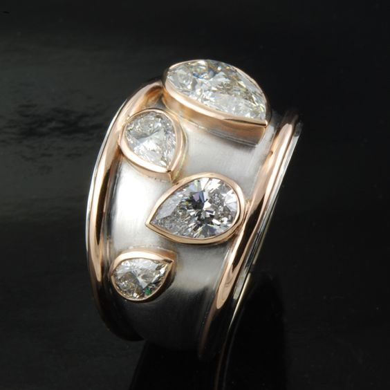 Vintage ring met glinsterend ornament in goud