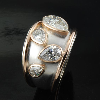 Vintage ring met glinsterend ornament in goud