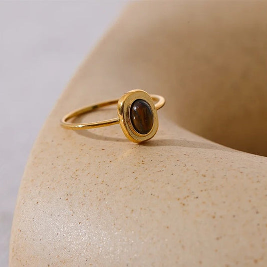 Vintage ring met bruine edelsteen in goud