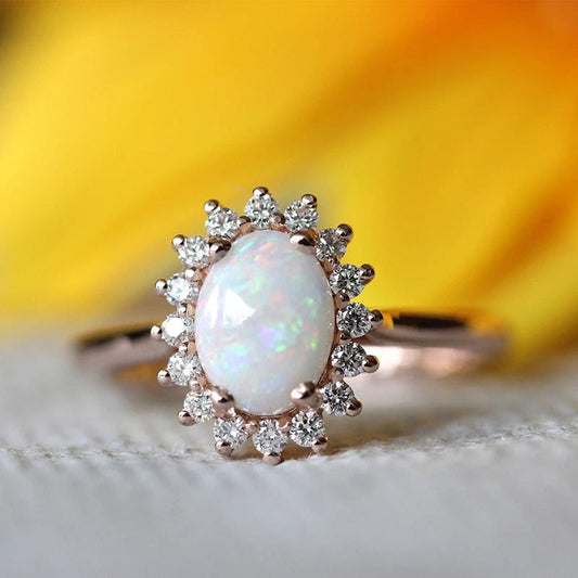 Vintage ring met ovaal opaal en kristalglans in roségoud