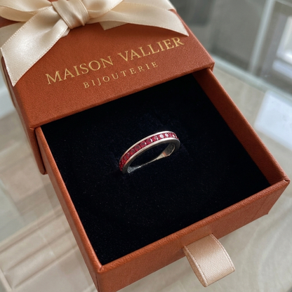 Robijn eternityring in wit goud
