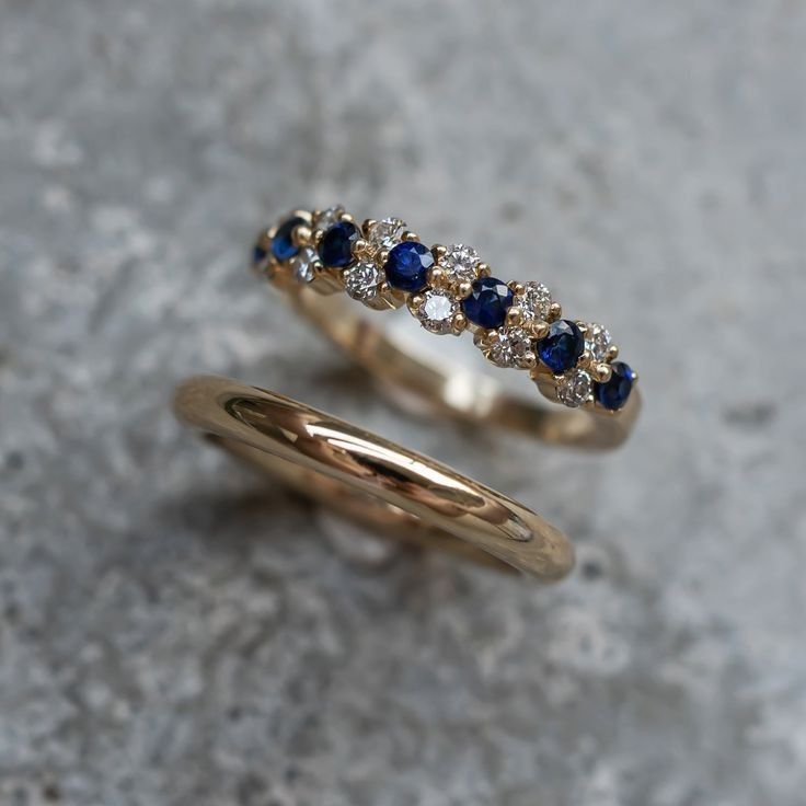 Elegante vintage ringen met blauwe steentjes in goud