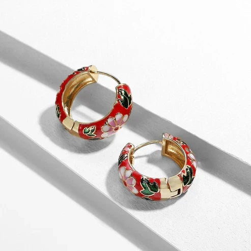 Luxe zwarte bloemsieraden in goud