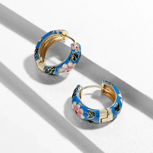 Luxe zwarte bloemsieraden in goud