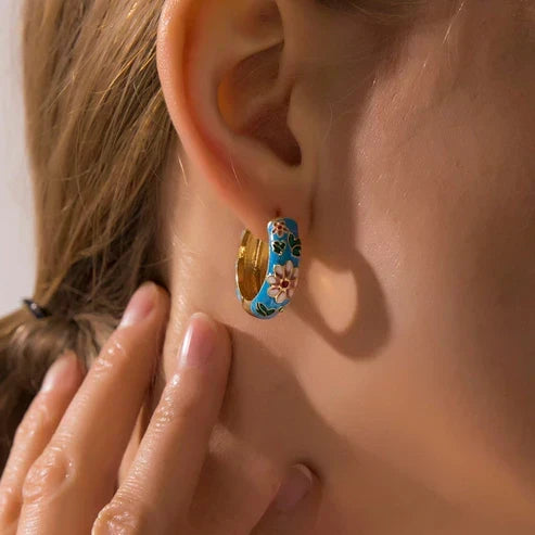 Luxe zwarte bloemsieraden in goud