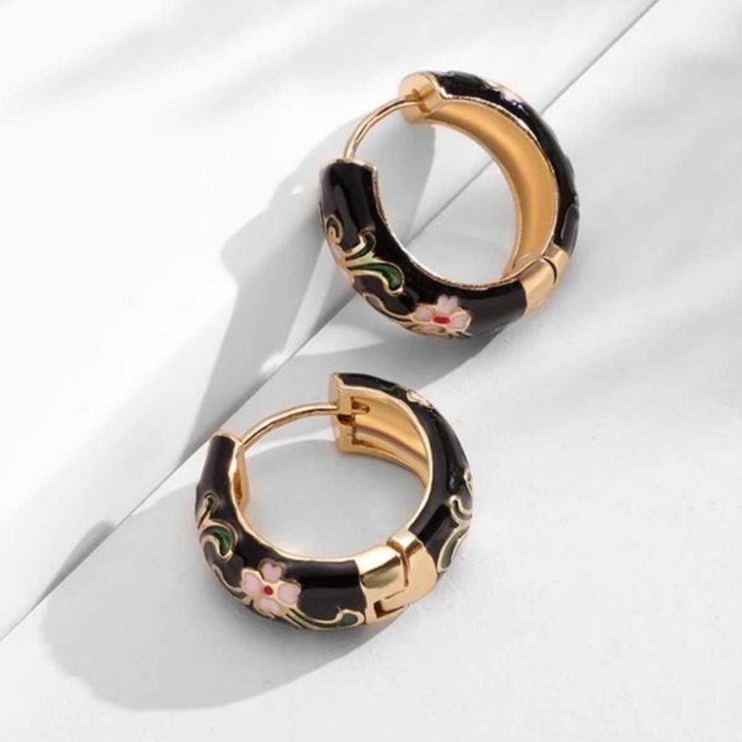 Luxe zwarte bloemsieraden in goud