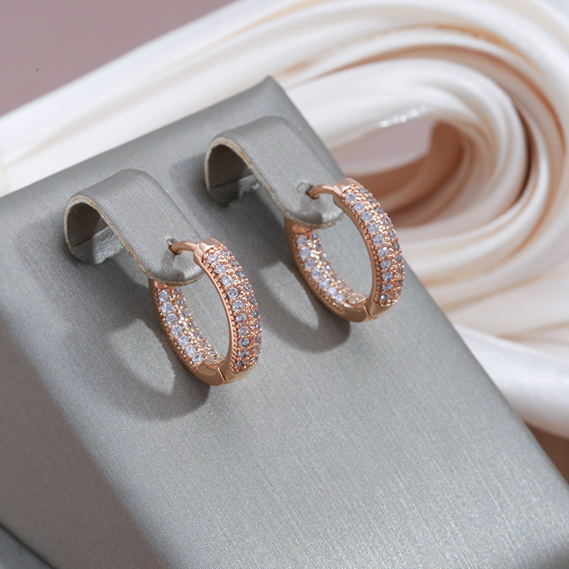Elegante stralende oorbellen met steentjes in goud