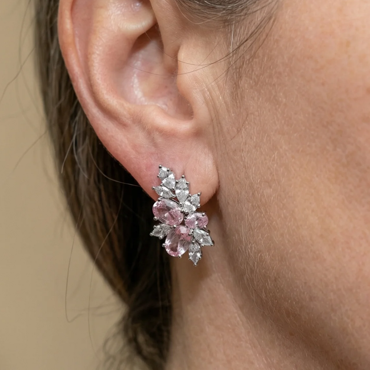 Oorbellen Lyra met roze bloem in wit goud