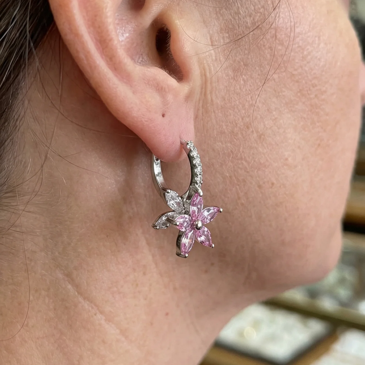 Oorbellen Thalia met roze bloemblaadjes in wit goud