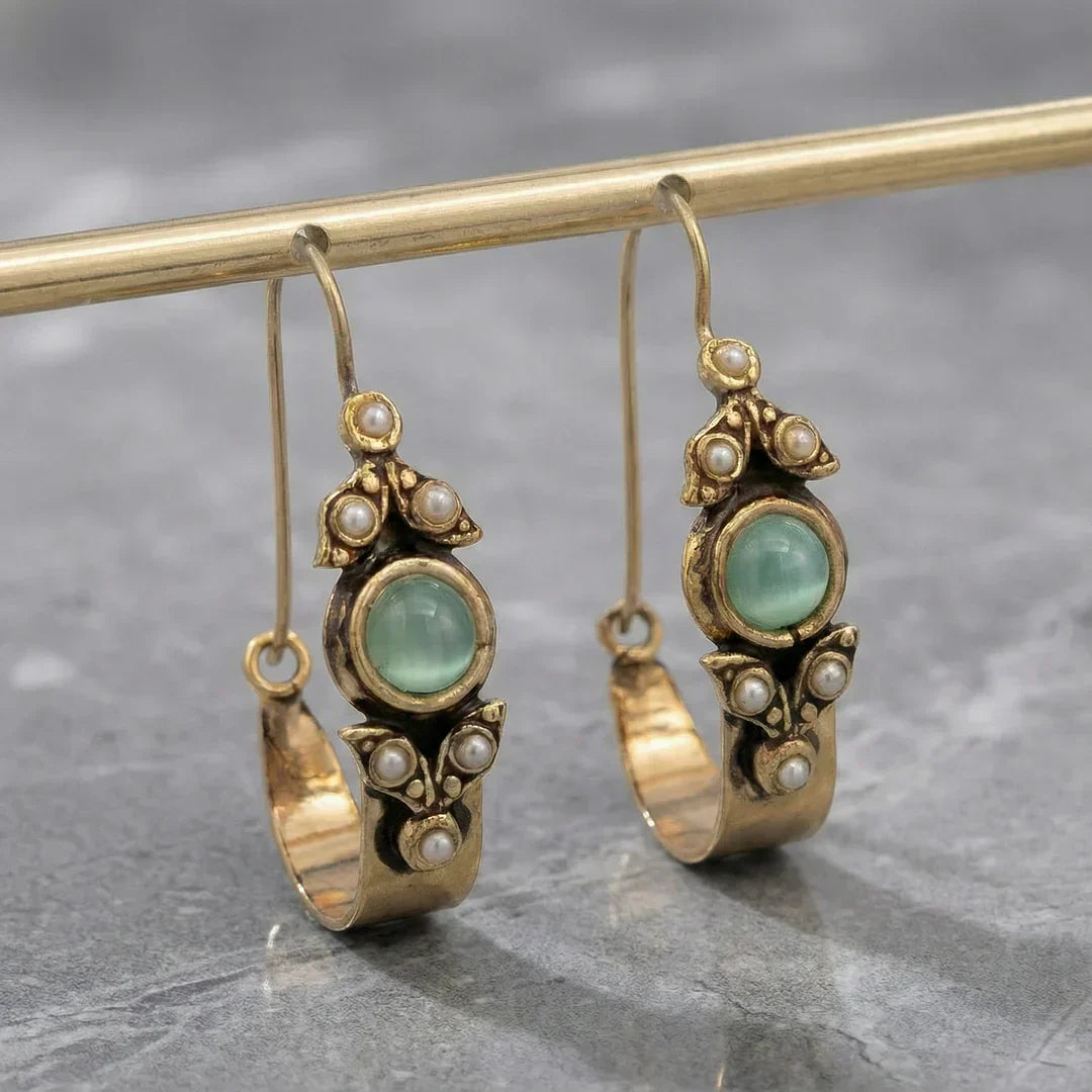 Etno-retro oorbellen met hanger in goud