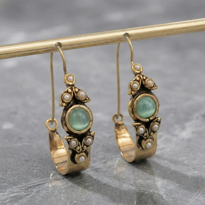 Etno-retro oorbellen met hanger in goud