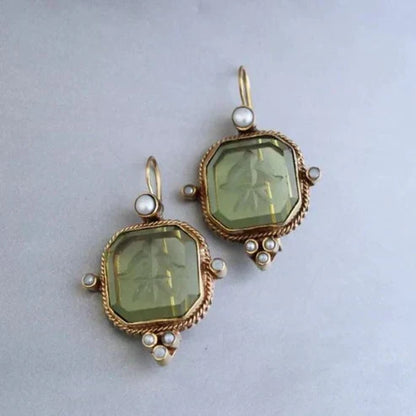 Oorbellen met groen kristal in goud