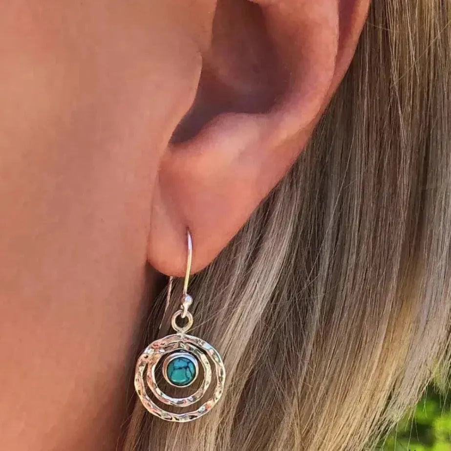 Boho-oorbellen Saturnus met turquoise in wit goud