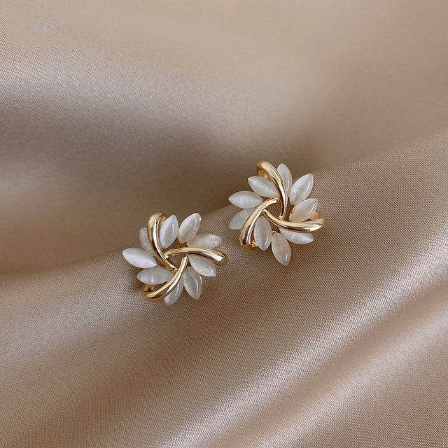 Verfijnde oorbellen met opalen bloemen | Goud